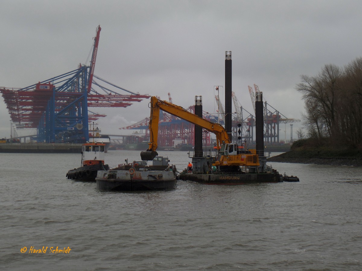 Strabag 3-Pfähle Baggerponton,  mit Liebherr LH 984, 440 kW, am 21.2.2015, Hamburg, Elbe, Ecke Parkhöft/Bubendeyufer /