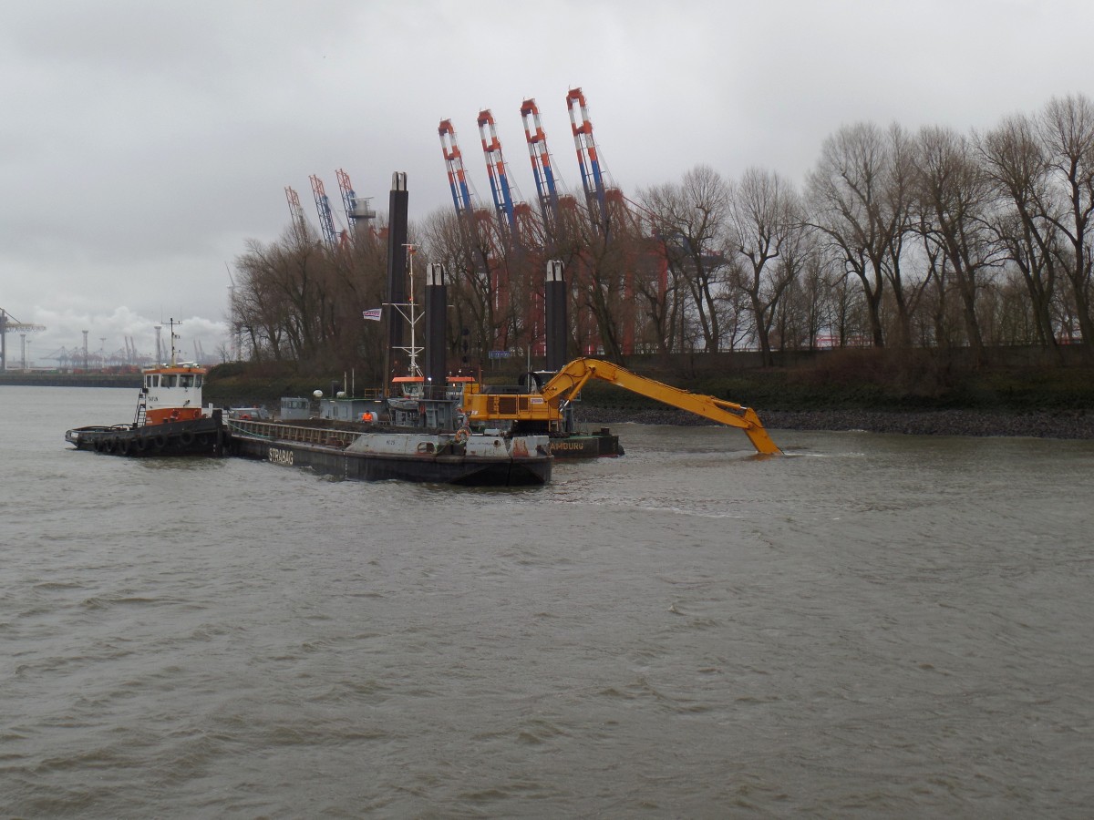 Strabag 3-Pfähle Baggerponton,  mit Liebherr LH 984, 440 kW, am 21.2.2015, Hamburg, Elbe, Ecke Parkhöft/Bubendeyufer /