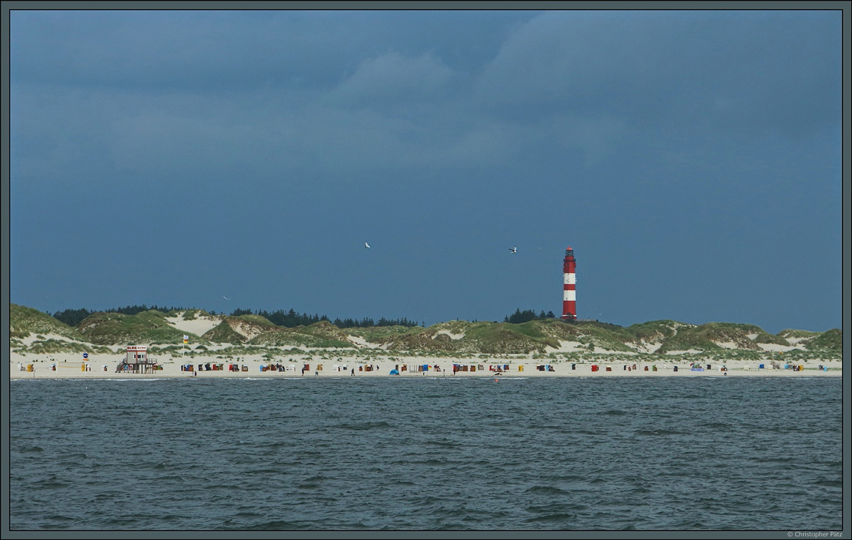 Strand von Amrum mit dem 1873 errichteten Leuchtturm, dem Wahrzeichen der Insel. (01.07.2021)