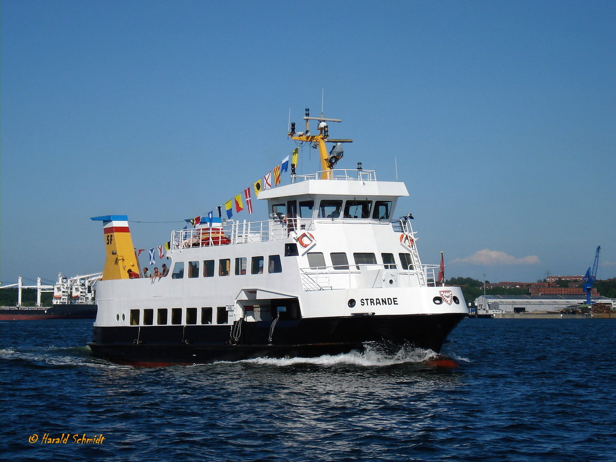 STRANDE (IMO 8400074) am 22.6.2009, Kiel, Hafen / 

Fährschiff / GT 266 / Lüa 32,9 m, B 7,9 m, Tg 2,53 m / 1 MWM-Diesel, 250 kW (340 PS); 11,5 KN / Fahrgäste: Sommer 300, Winter 240 / gebaut 1984 bei Lindenau, Kiel / Flagge: D, Eigner: Schlepp- und Fährgesellschaft Kiel, 
