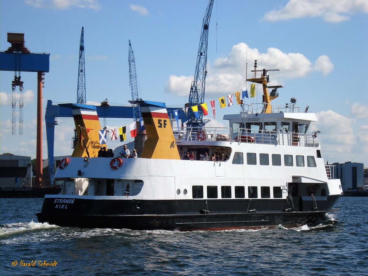 STRANDE (IMO 8400074) am 22.6.2009, Kiel, Hafen / 

Fährschiff / GT 266 / Lüa 32,9 m, B 7,9 m, Tg 2,53 m / 1 MWM-Diesel, 250 kW (340 PS); 11,5 KN / Fahrgäste: Sommer 300, Winter 240 / gebaut 1984 bei Lindenau, Kiel / Flagge: D, Eigner: Schlepp- und Fährgesellschaft Kiel, 
