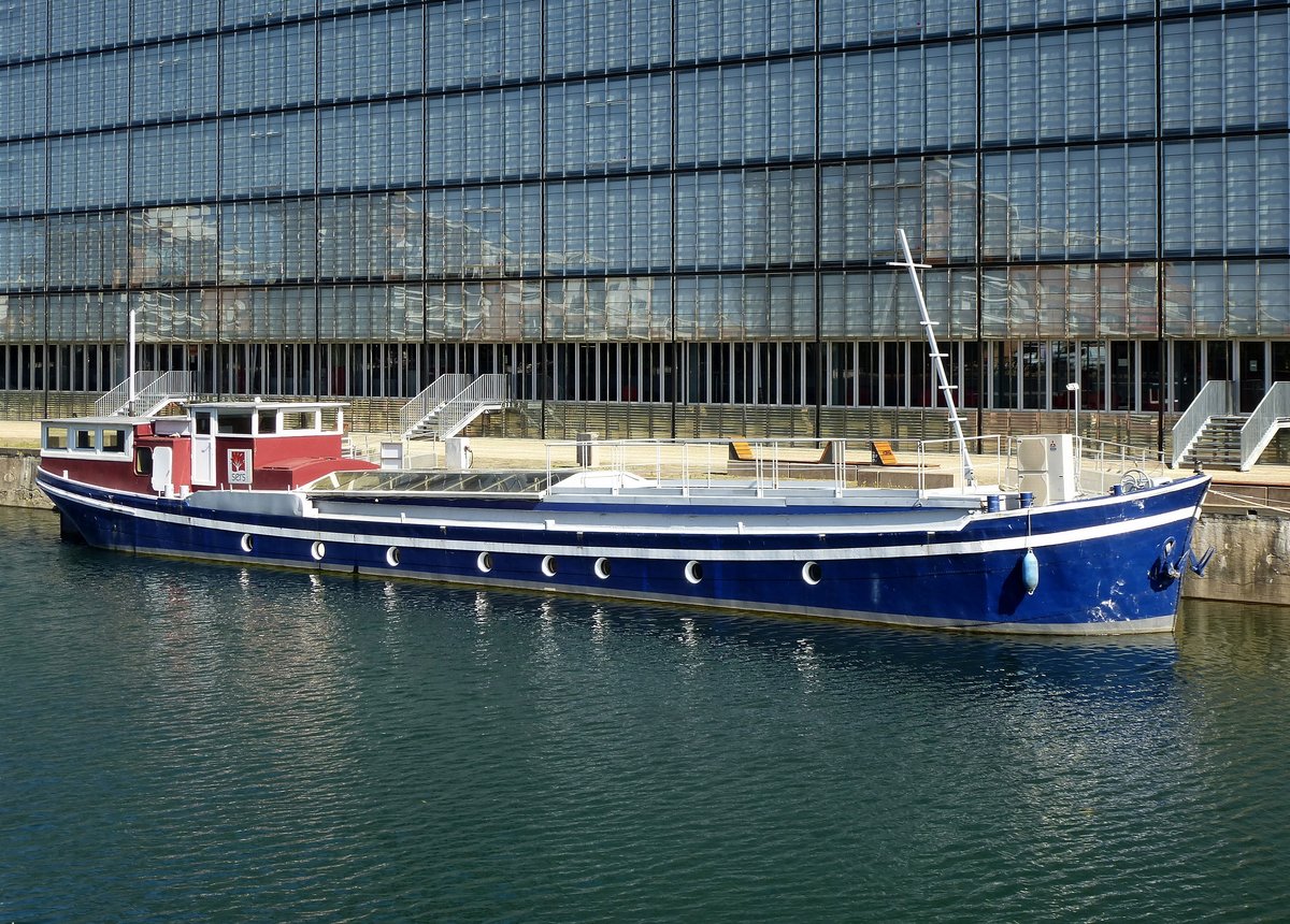 Straburg, im Bassin d'Austerlitz im Stadtzentrum liegt dieses namenlose alte Frachtschiff und erinnert an den einstmals regen Umschlagplatz fr Schiffsgter, Juli 2016