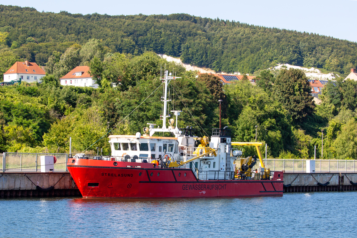 STRELASUND (IMO 9246956) eingesetzt als Gewässeraufsichts-u. Ölauffangschiff, hier im Sassnitzer Hafen. - 11.08.2021