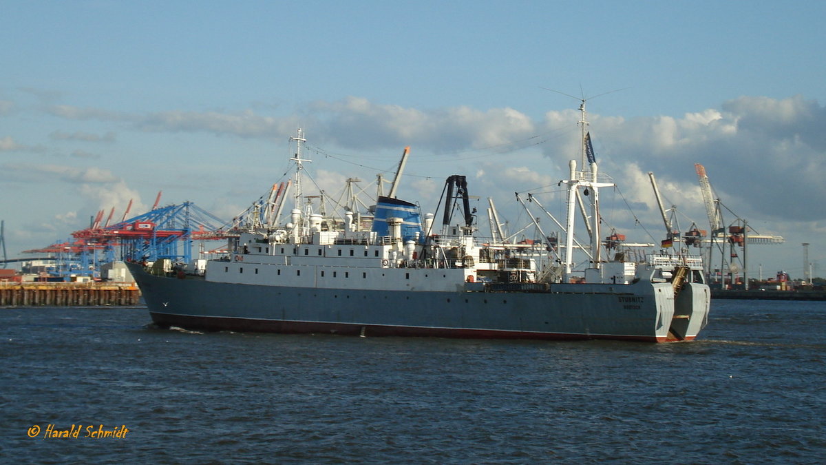 STUBNITZ (IMO 6513774) am 13.8.2009: Hamburg einlaufend, Elbe Höhe Altona  /

Ex-Name: ROS 701 STUBNITZ /
Kühlschiff / BRZ 2.541 / Lüa 79,78 m, B 13,2 m, Tg 4,9 m / 2 Diesel, VEB Schwermaschinenbau „Karl Liebknecht“ , Typ: 8 NVD 48, ges. 1.968 kW (2.677 PS), 1 Verstellpropeller, 12 kn  / gebaut 1965 bei VEB Volkswerft Stralsund / Eigner seit 1998: Trägerverein Rostocker Kulturschiff Stubnitz e. V. / 1992 Umbau zu einem Kulturschiff /
