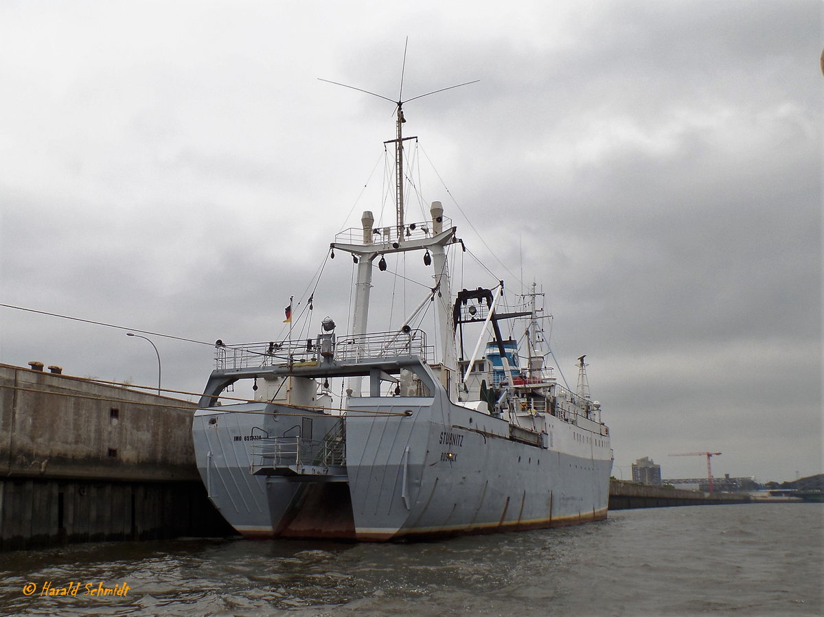 STUBNITZ (IMO 6513774) am 16.7.2017: Heckansicht, Hamburg, Elbe Baakenhöft  /
Ex-Name: ROS 701 STUBNITZ /
Kühlschiff / BRZ 2.541 / Lüa 79,78 m, B 13,2 m, Tg 4,9 m / 2 Diesel, VEB Schwermaschinenbau „Karl Liebknecht“ , Typ: 8 NVD 48, ges. 1.968 kW (2.677 PS), 1 Verstellpropeller, 12 kn  / gebaut 1965 bei VEB Volkswerft Stralsund / Eigner seit 1998: Trägerverein Rostocker Kulturschiff Stubnitz e. V. / 1992 Umbau zu einem Kulturschiff /
