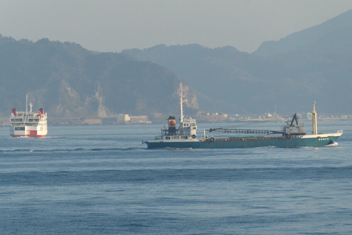 Stückgutfrachter『HŌEI MARU Nr.8(第八豊栄丸)』 und Ro-Ro/Passagierschiff『SHIRAHAMA MARU(しらはま丸)』, im 09.01.2023, Uraga-Kanal, Bucht von Tokio.
