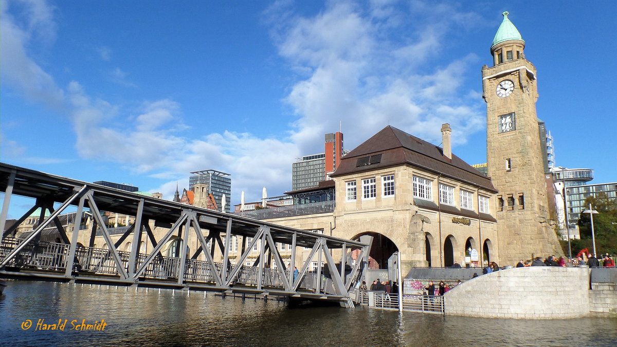 Sturmflut in Hamburg am 29.10.2017: Elbe, Landungsbrücken, das Hochwasser erschwert den Gang auf die schräg nach oben führende Brücke zum Ponton. Unter der Uhr im Turm erkennt man den Pegelanzeiger (aktueller Stand der Gezeiten). Die Angaben werden in Dezimeter (dm) angegeben, hier 70 dm über Kartennull. 
Wer mehr darüber wissen will, bei google einfach Tide eingeben. 
