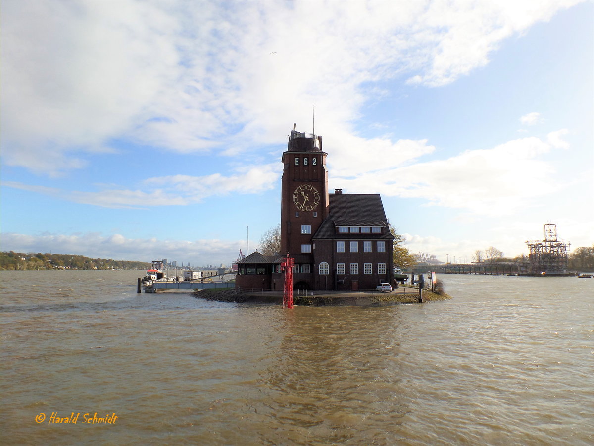 Sturmflut in Hamburg am 29.10.2017: das Hochwasser steht 62 dm  über Kartennull an der Lotsenstation Finkenwerder /