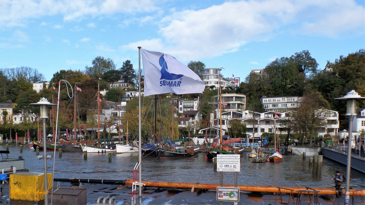 Sturmflut in HH-Övelgönne Museumshafen am 29.10.2017: durch das Hochwasser liegen die Schiffe fast auf dem Elbuferweg /