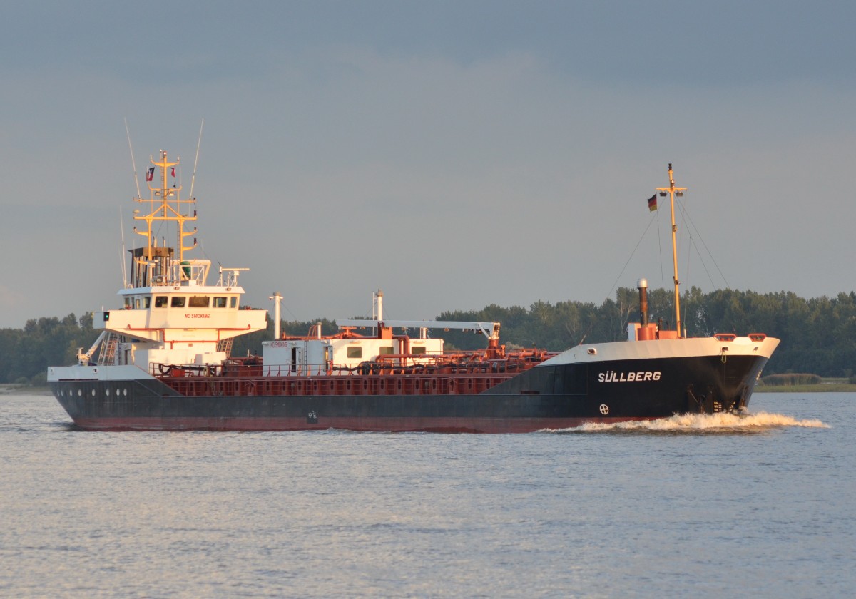 Sllberg Tankschiff, Baujahr: 1994, Heimathafen Gibraltar, IMO-Nr. 9110114, Lnge: 89,99 m, Breite: 12,50 m, Tiefgang; 4,77 m, In Wedel am 25.09.15  einlaufend  nach  Hamburg beobachtet.