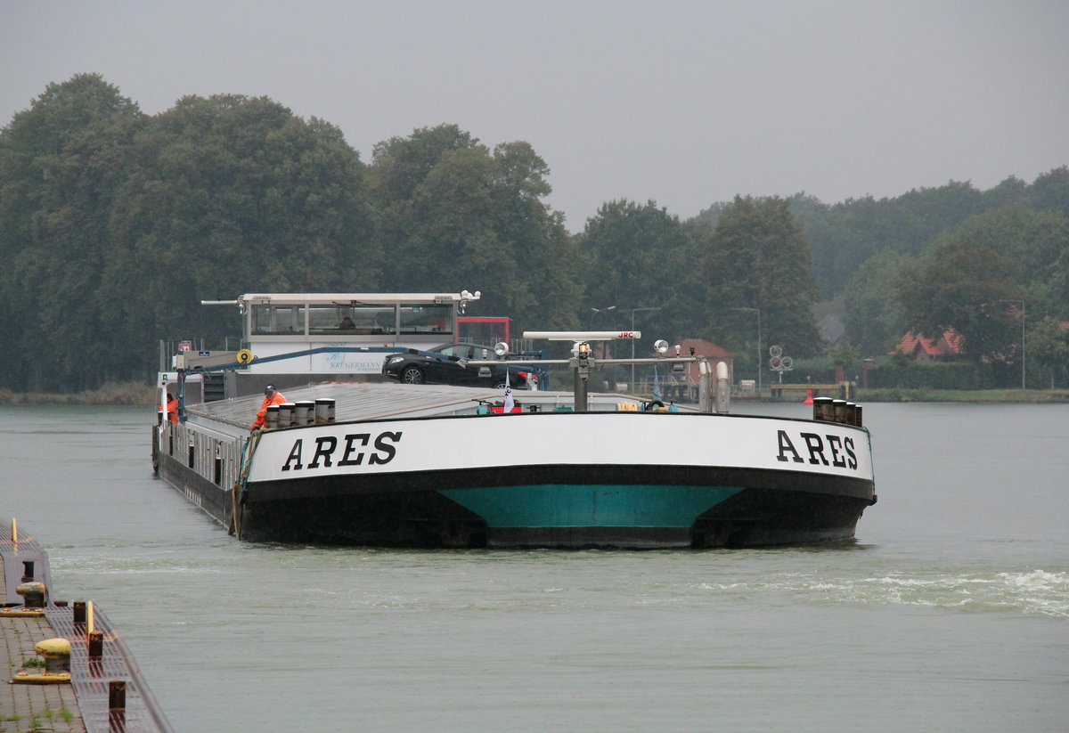 Sunrise-GMS ARES (04812510 , 99,88 x 11,44m) am 28.09.2020 im Nassen Dreieck / DORTMUND-EMS-KANAL beim Anlegen zum Bunkern. Das GMS kam aus dem MITTELLANDKANAL zu Tal. 