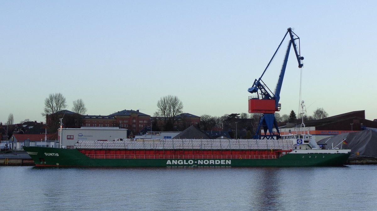 SUNTIS aus Itzehoe -1985 für Kapt. U.Warnecke aus Heiligenstedten bei der Peters -Werft in Wewelsfleth gebaut.499 BRT.- 1815 To.- 48 TEU.- Ein 6 Zyl. MWM 600 PS -10 Kn.
Am 13.01.2017 in Rendsburg
