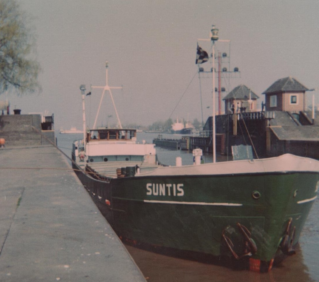 SUNTIS -IMO 6706137 -Eigner: Uwe Warnecke aus Heiligenstedten - 1966 als FALDERNDELFT bei J.Diedrich in Oldersum gebaut -299 BRT -440 To. - 1978 an August Blanck nun WISCHHAFEN-
1988 nach Italien als DELFINO BLU - Foto: November 1977 in Brunsbüttel Kl. Schleuse