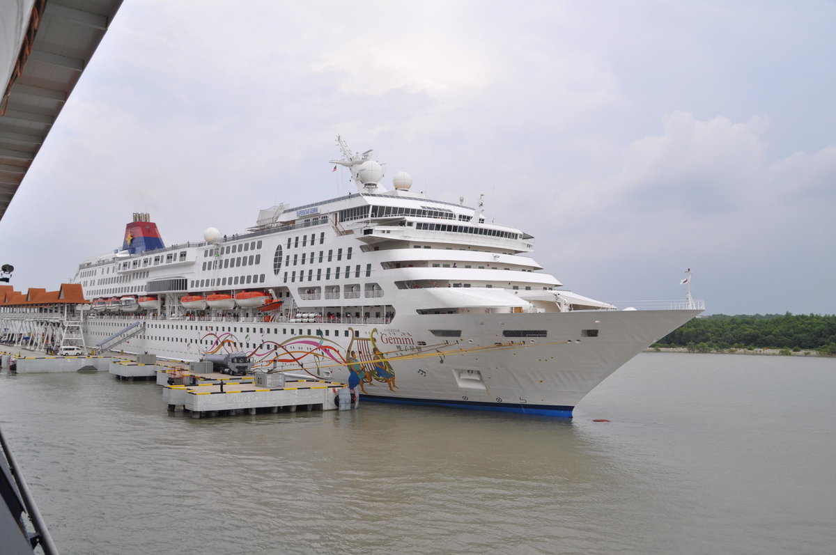 Superstar Gemini am 09.03.2016 im Hafen von Port Klang /Malaysia aufgenommen von Bord der  Mein Schiff 1 