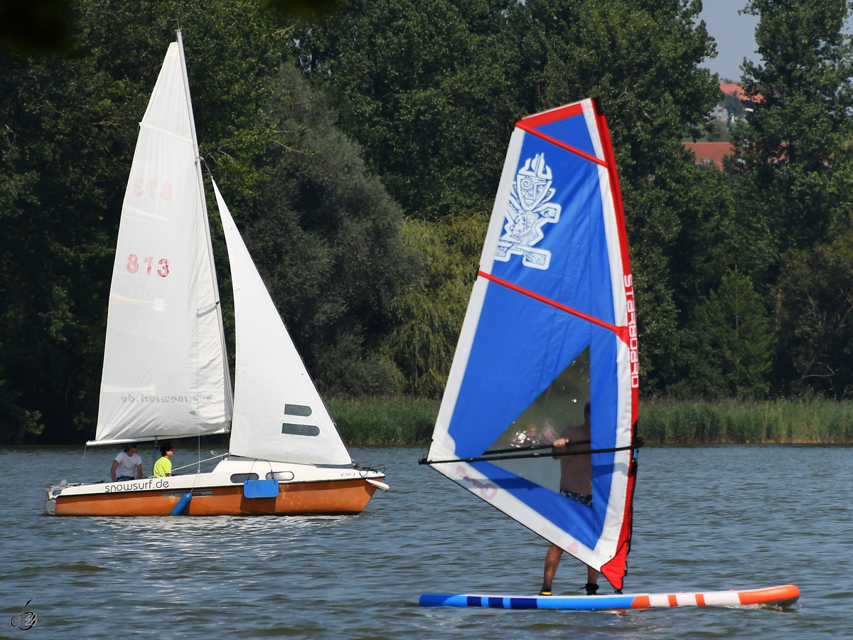 Surfen und Segeln auf dem Waginger See. (August 2020)