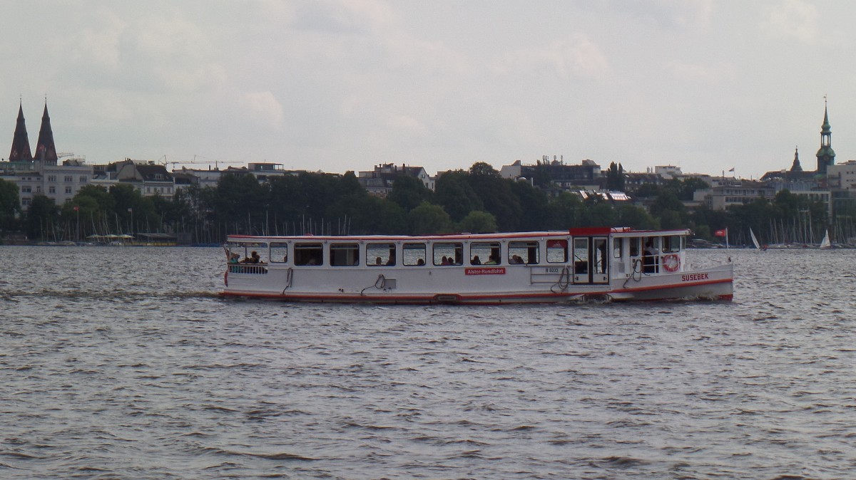 SUSEBEK am 14.7.2014, Hamburg, Außenalster /
Alsterschiff / ex Henry Döhrens (bis 1946) / Lüa 20,5 m, B 5,1 m / 1 MWM-Diesel 3-Zyl. 60 PS, mit Schacht / 1937 bei August Pahl, Hamburg-Finkenwerder / 1977 umgebaut auf Einmannbetrieb mit Anlegemagneten, Daimler-Benz-Diesel 79 kW ohne Schacht, 131 PS, Tg 1,59 m, 180 Pass. / 

