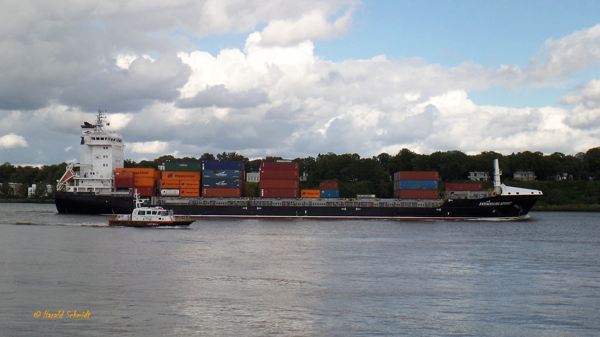 SVENDBORG STRAIT (IMO 9454230) am 15.9.2017, Hamburg einlaufend, Höhe Övelgönne /

Containerschiff / BRZ 12.514 / Lüa 160 m, B 25 m, Tg 8,6 m / 1 Diesel, 9.960 kW, 13.546 PS, 18,5 kn / TEU 1.085 / Flagge: Antigua und Barbuda, Heimathafen: St. John´s / gebaut 2011 in China  / 
