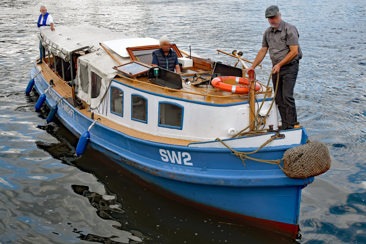 SW 2 am 8.9.2019 auf der Trave im Hafen von Lübeck. Die Barkasse wurde auf der Werft J. Oelkers in Hamburg erbaut und unter dem Name „Fritz“ am 19. Mai 1925 erstmalig in Hamburg in Fahrt gesetzt. 1946 wurde die Barkasse umbenannt und unter dem Namen „Technischer Betrieb 1“ im Hamburger Hafen von der Reederei HAPAG eingesetzt. Ende 1972 erwarb die Schlichting-Werft in Lübeck-Travemünde das Fahrzeug, wo es dann als „SW 2“ bis zur Schließung der Werft Ende 1987 im Einsatz war. Mit dem Kauf des Werftgeländes durch die „Rosenhof“-Gruppe ging die Barkasse in deren Eigentum über, um nach Renovierungsarbeiten und der Umbenennung in „Elfriede“ als Ausflugsschiff der Senioren-Residenz „Rosenhof Travemünde“ eingesetzt zu werden. Am 26.11.1994 wurde die Barkasse als Sachspende an Gesellschaft Weltkulturgut Hansestadt Lübeck (gemeinnützig)e.V. übergeben.