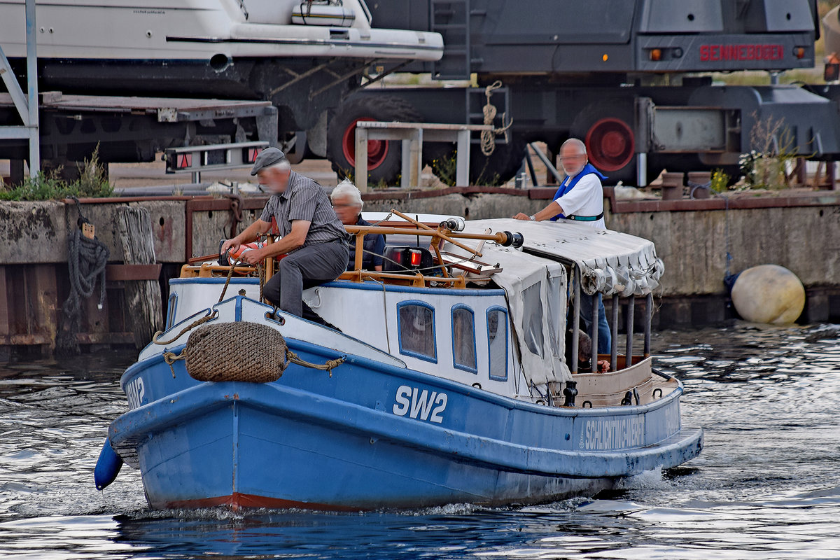 SW 2 am 8.9.2019 auf der Trave im Hafen von Lübeck. Die Barkasse wurde auf der Werft J. Oelkers in Hamburg erbaut und unter dem Name „Fritz“ am 19. Mai 1925 erstmalig in Hamburg in Fahrt gesetzt. 1946 wurde die Barkasse umbenannt und unter dem Namen „Technischer Betrieb 1“ im Hamburger Hafen von der Reederei HAPAG eingesetzt. Ende 1972 erwarb die Schlichting-Werft in Lübeck-Travemünde das Fahrzeug, wo es dann als „SW 2“ bis zur Schließung der Werft Ende 1987 im Einsatz war. Mit dem Kauf des Werftgeländes durch die „Rosenhof“-Gruppe ging die Barkasse in deren Eigentum über, um nach Renovierungsarbeiten und der Umbenennung in „Elfriede“ als Ausflugsschiff der Senioren-Residenz „Rosenhof Travemünde“ eingesetzt zu werden. Am 26.11.1994 wurde die Barkasse als Sachspende an Gesellschaft Weltkulturgut Hansestadt Lübeck (gemeinnützig)e.V. übergeben.