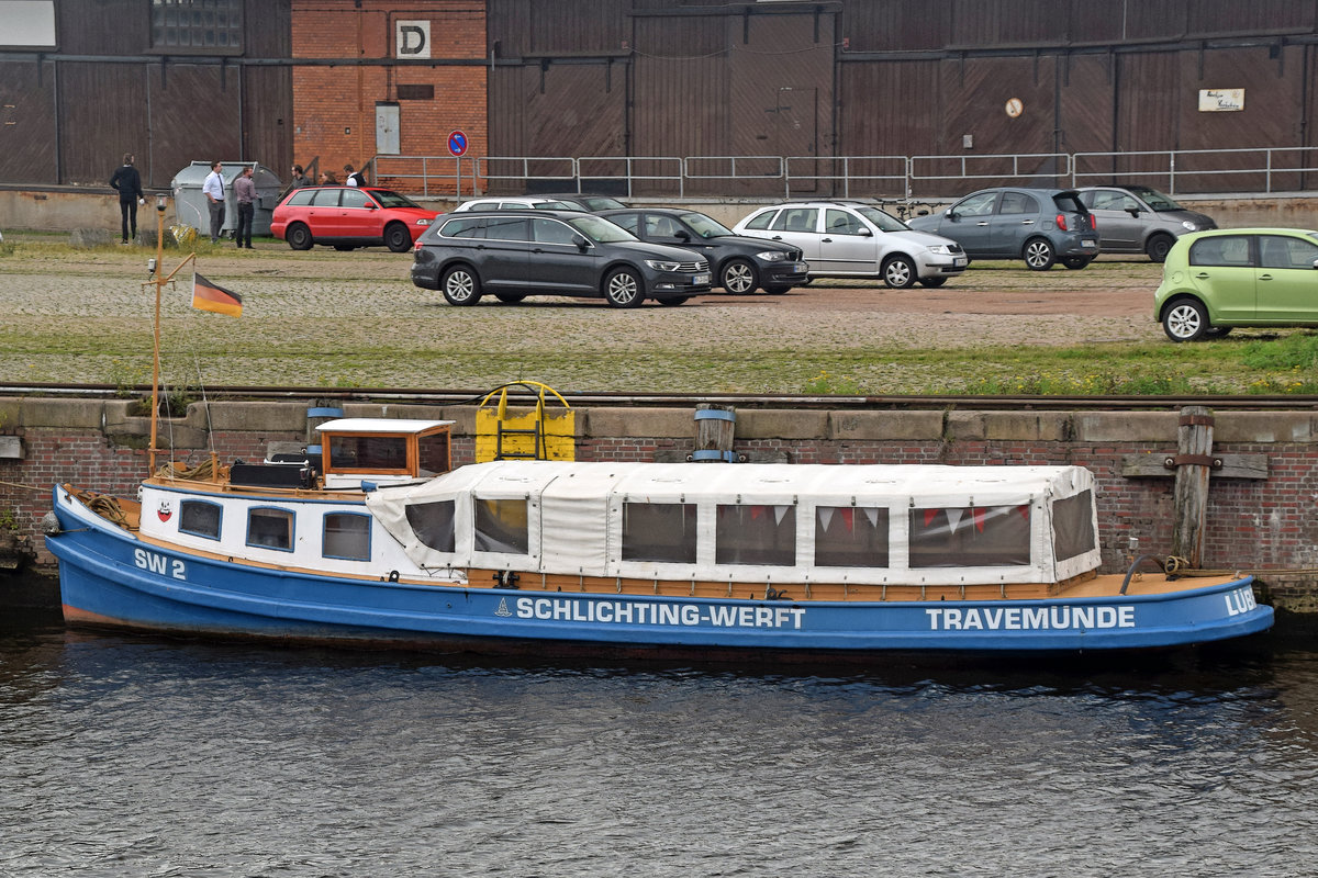 SW 2 im Hafen von Lübeck. Die Barkasse wurde auf der Werft J. Oelkers in Hamburg erbaut und unter dem Name „Fritz“ am 19. Mai 1925 erstmalig in Hamburg in Fahrt gesetzt. 1946 wurde die Barkasse umbenannt und unter dem Namen „Technischer Betrieb 1“ im Hamburger Hafen von der Reederei HAPAG eingesetzt. Ende 1972 erwarb die Schlichting-Werft in Lübeck-Travemünde das Fahrzeug, wo es dann als „SW 2“ bis zur Schließung der Werft Ende 1987 im Einsatz war. Mit dem Kauf des Werftgeländes durch die „Rosenhof“-Gruppe ging die Barkasse in deren Eigentum über, um nach Renovierungsarbeiten und der Umbenennung in „Elfriede“ als Ausflugsschiff der Senioren-Residenz „Rosenhof Travemünde“ eingesetzt zu werden.

Am 26.11.1994 wurde die Barkasse als Sachspende an Gesellschaft Weltkulturgut
Hansestadt Lübeck (gemeinnützig)e.V. übergeben.