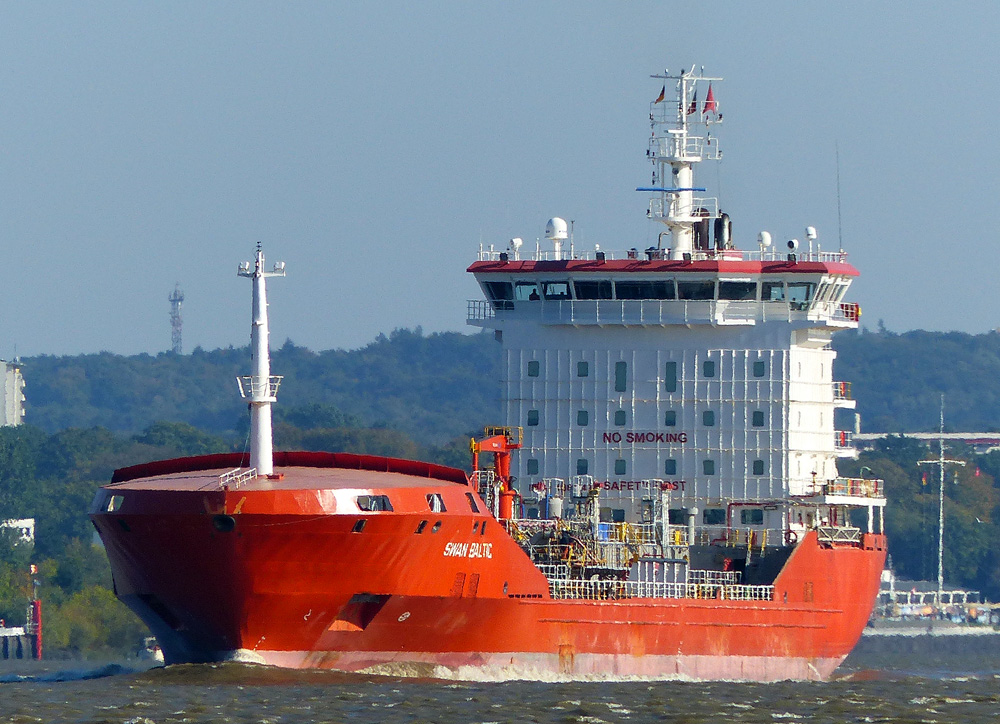  Swan Baltic  Passiert Wedel bei Hamburg 10.10.2015
Gross Tonnage:  8195
Deadweight:  11505 t
Length × Breadth:  123m × 20m
Year Built:  2007