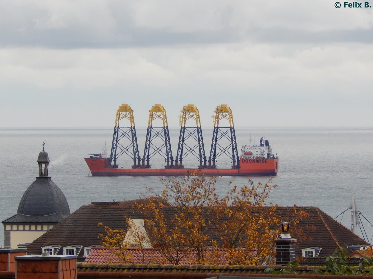  Swan  der Reederei Dockwise ankert vor Sassnitz am 22.10.2016
.(Ausschnitt mit Absicht so gewählt)