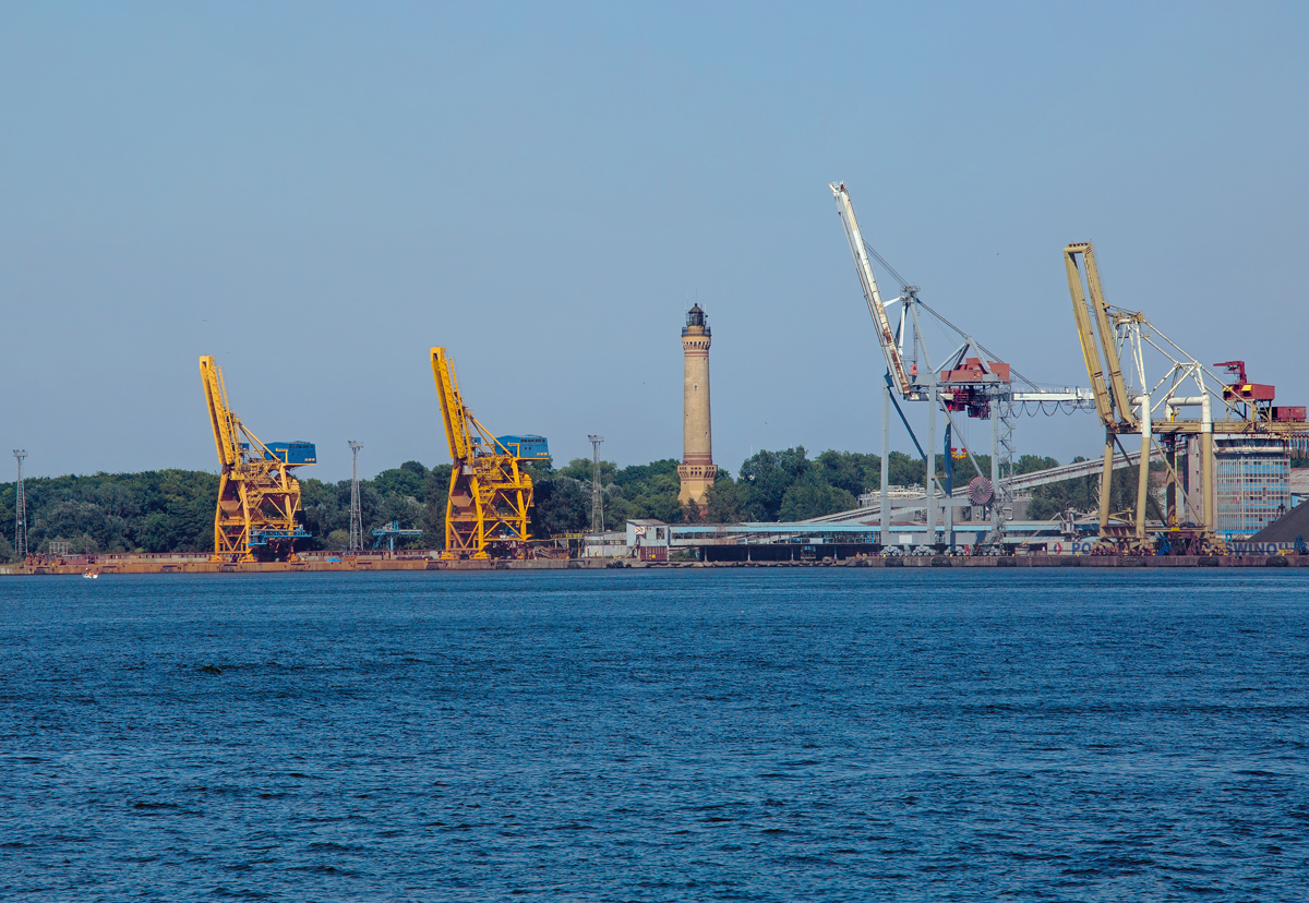 Swinemünder Hafenkulisse mit Leuchtturm. - 03.07.2015