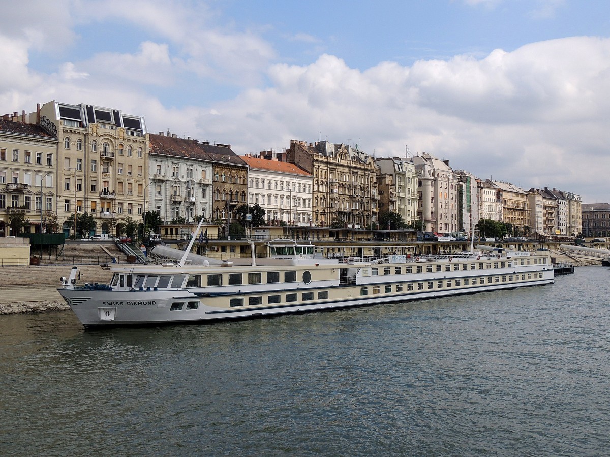 SWISS-DIAMOND(7001646; L=101; B=11,4m; 2x750PS; Bj.1994) ist mit rund 124 Passagieren in Budapest angelangt; 130827