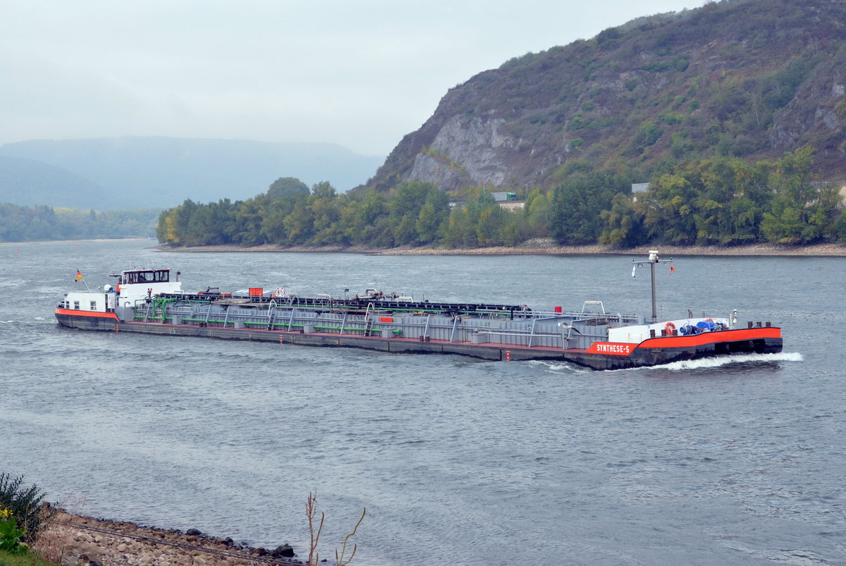 Synthese  5  Tankschiff auf dem Rhein bei Andernach zu bergfahrend am 04.10.16. Heimathafen: Duisburg.