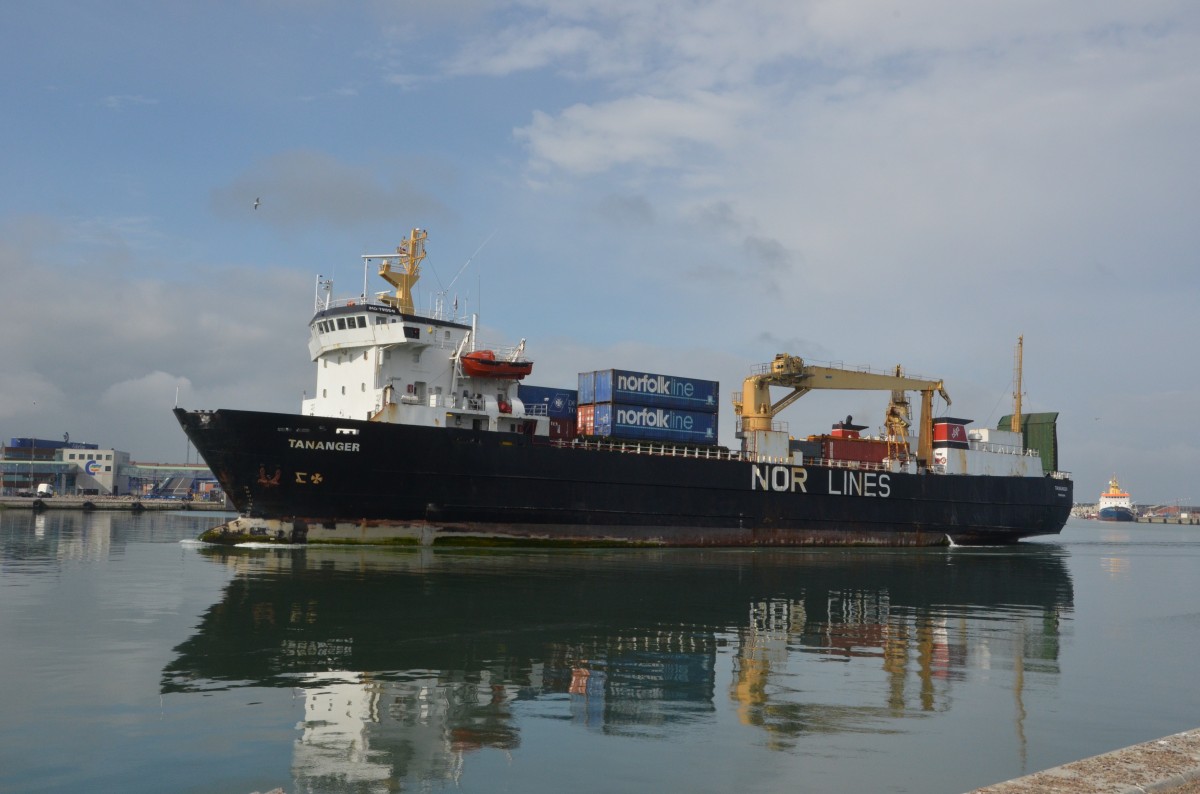 TANANGER, Container und Frachtschiff von NOR LINE, IMO: 7915541, luft am 16.06.2014 im Hafen Hirtshals ein. Heimathafen Trshavn Lnge: 103 m,  Breite: 16 m