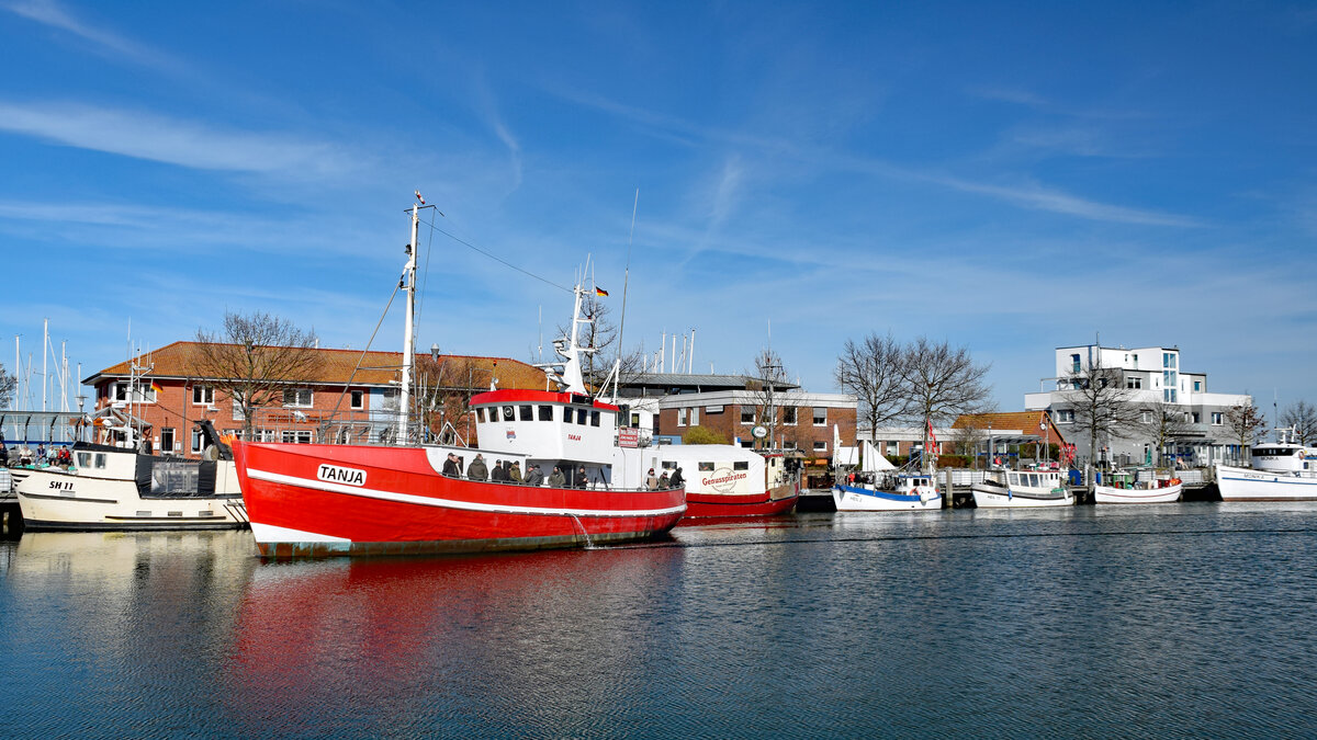 TANJA am 27.3.2022 in Heiligenhafen (Ostsee). Gesamtlänge x Grösste Breite: 24 x 7 m. Das Schiff wird u.a. für Hochsee-Angelfahrten eingesetzt