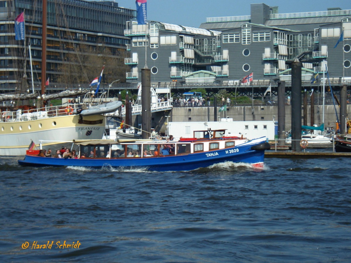 TANJA (ENI 05103730) (H3020) am 15.4.2009, Hamburg, Elbe, Sportboothafen / Rundfahrtbarkasse / Lüa 18,04 m, B 3,2 m, Tg 1,34 m / 1 Diesel, 133 kW, 180 PS / 70 Fahrgäste / gebaut 1937 bei Heinrich Grube, Hamburg, 