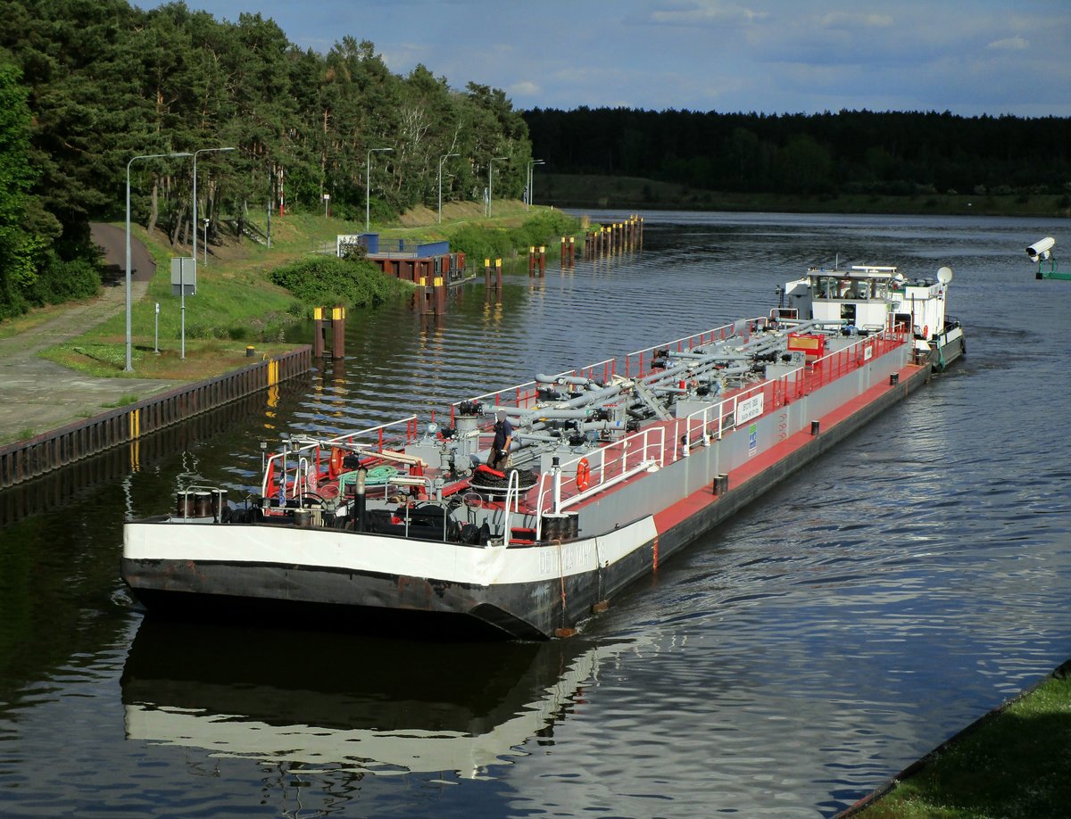 Tank-Schubverband TSL Ecoelbe (05112110 , 65 x 8,20m) & Schubboot Ecoforce (05603850 , 16,3 x 8,15m) am 13.05.2019 , von der Schleuse Hohenwarthe kommend , bei der Einfahrt in die Schleuse Niegripp.