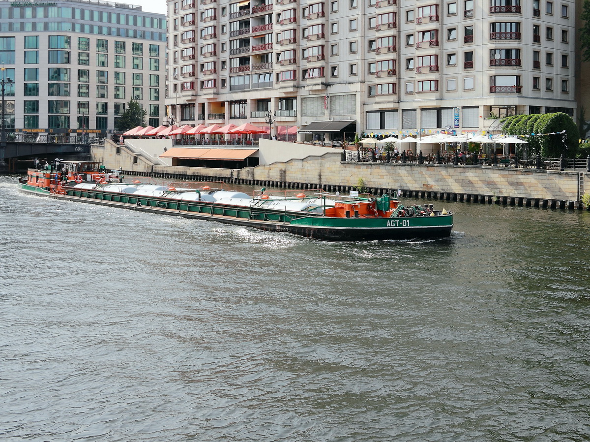 Tanker  AGT-01  auf der Spree in Höhe der Berliner Friedrichstr. am 20. Juni 2017