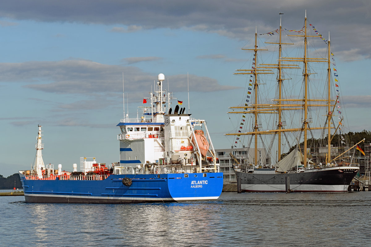 Tanker ATLANTIC (IMO: 9268186) auslaufend Lübeck-Travemünde am 27.08.2017. Rechts im Bild die Viermastbark PASSAT