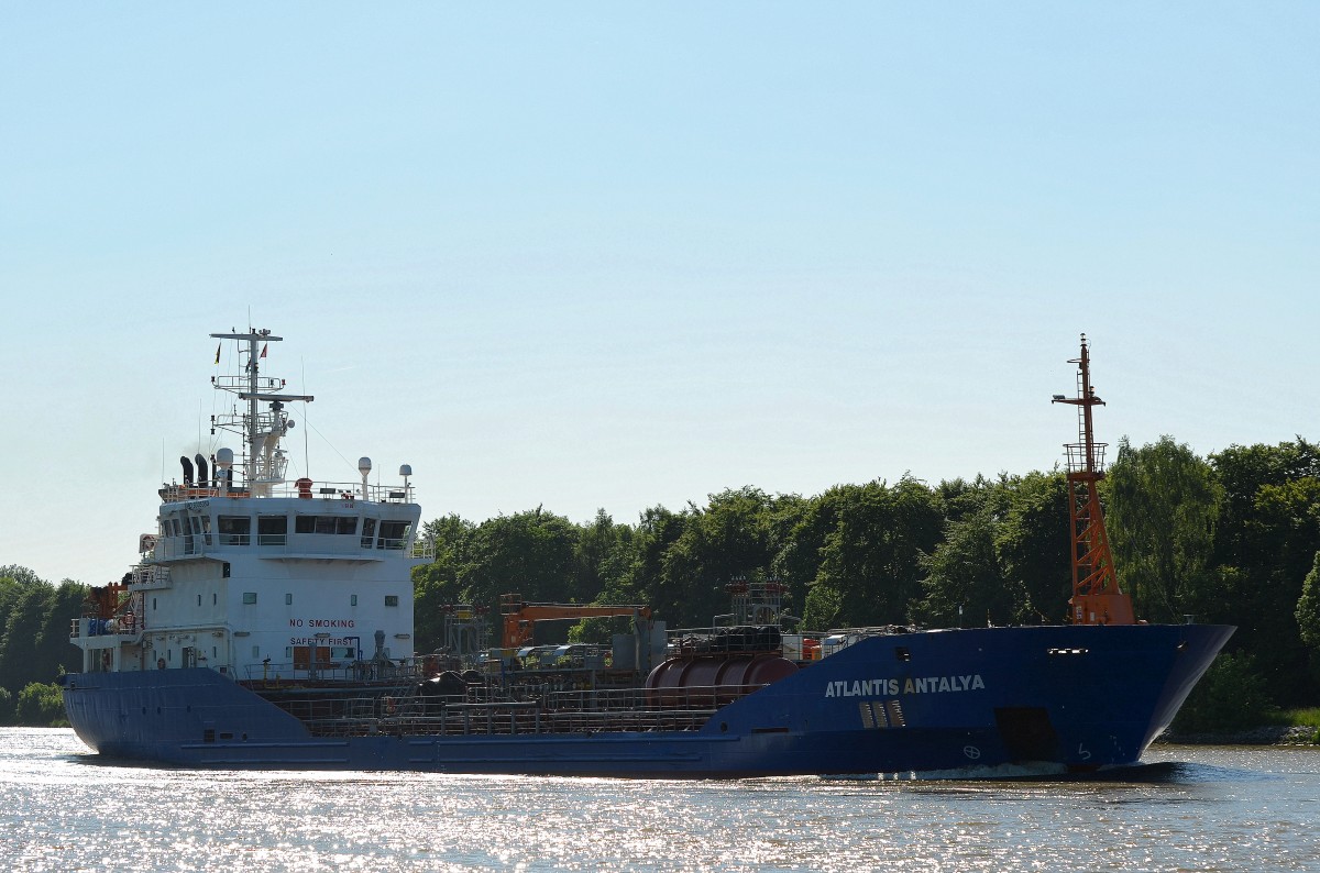 Tanker Atlantis Antalya IMO-Nummer:9305350 Flagge:Malta Länge:88.0m Breite:13.0m Baujahr:2004 Bauwerft:Celiktrans Shipbuilding,Istanbul Türkei aufgenommen am 06.06.15 im Nord-Ostsee-Kanal bei Fischerhütte.