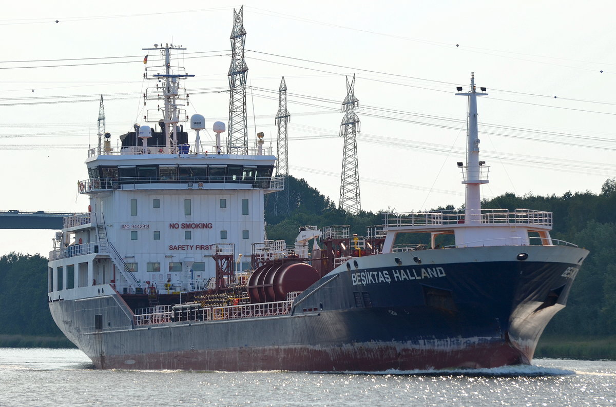 Tanker Besiktas Halland IMO-Nummer:9442914 Flagge:Malta Länge:122.0m Breite:17.0m Baujahr:2008 Bauwerft:Karadeniz Shipyard,Ordu Türkei bei Rade im Nord-Ostsee-Kanal aufgenommen am 05.06.16