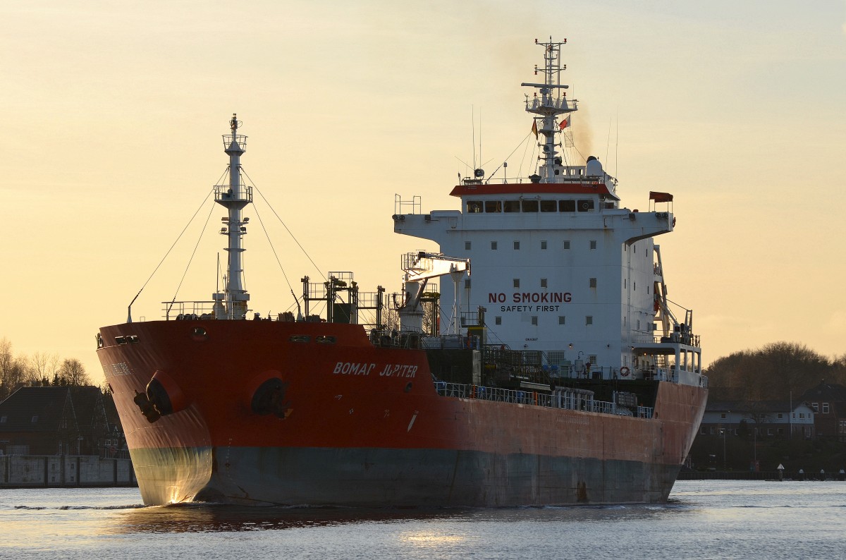 Tanker Bomar Jupiter IMO-Nummer:9438169 Flagge:Marshallinseln Länge:129.0m Breite:20.0m Baujahr:2009 Bauwerft:Sekwang Heavy Industries Mokpo,Mokpo Südkorea am 13.12.15 im Nord-Ostsee-Kanal bei Rendsburg.