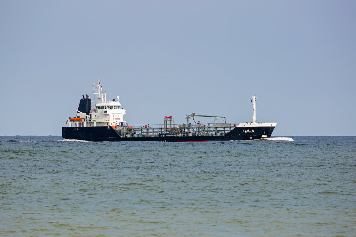 Tanker FINJA (IMO 9212345) vor Mukran. - 30.04.2021