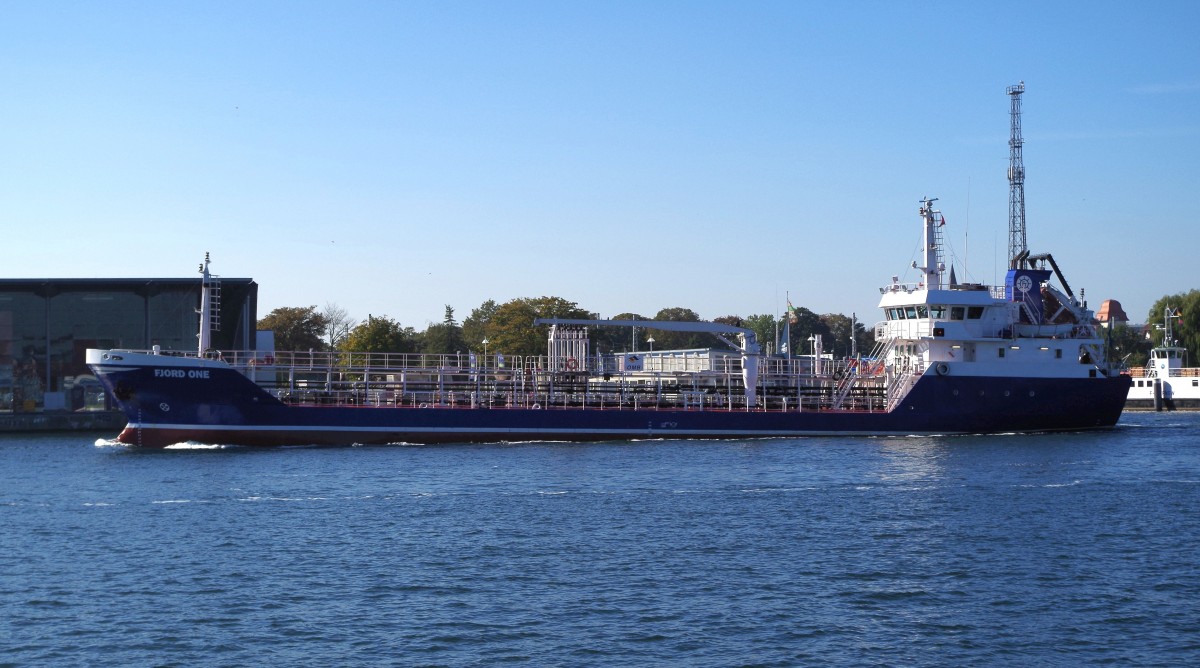 Tanker Fjord One am 03.10.15 in Warnemünde