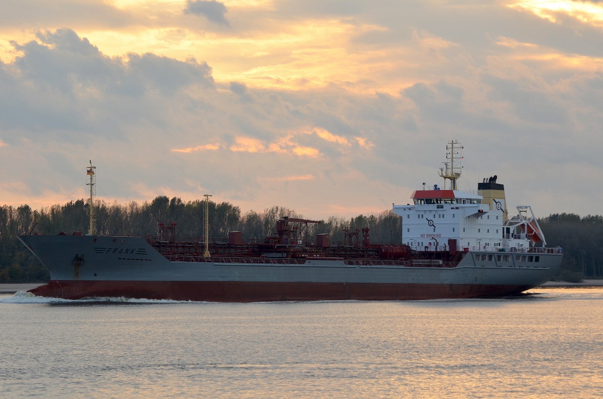 Tanker Frank IMO-Nummer:9204049 Flagge:Gibraltar Lnge:138.0m Breite:22.0m Baujahr:2000 Bauwerft:Union Naval De Levante,Valencia Spanien nach Hamburg einlaufend vor Schulau Wedel am 26.10.13