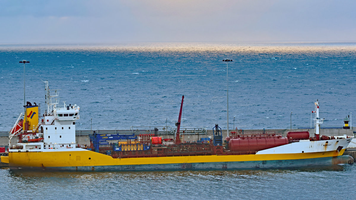 Tanker MENCEY (IMO: 9280146) am 8.11.2019 im Hafen von Arrecife / Lanzarote