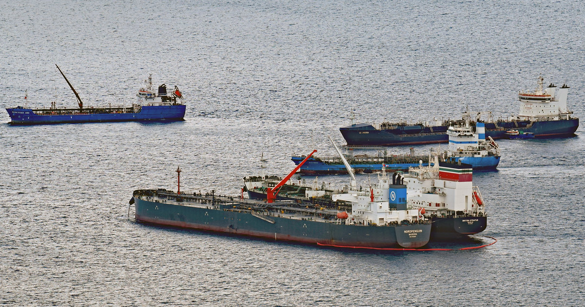 Tanker NORDPENGUIN (IMO  9783007) am 4.11.2019 in der Bucht von Gibraltar.
Dahinter BRITISH STRATUS (IMO 9724556), NISYROS (IMO 9382138), LS JACOBA (IMO 9334428). Oben links im Bild ist HERCULES 400 (IMO 9644952) zu sehen