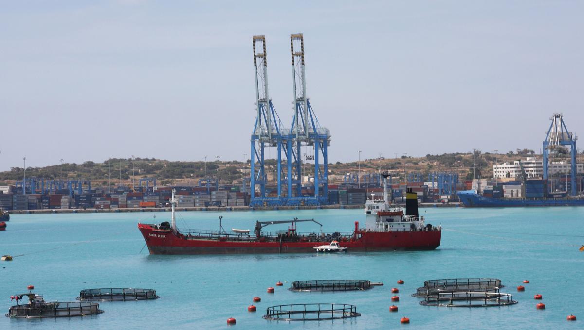 Tanker Santa Elena im Containerhafen von Malta bei Birzebbuga am 12.5.2014. Das 
Schiff wurde 1982 gebaut und hat 1847 BRZ. Es fährt unter maltesischer Flagge.
