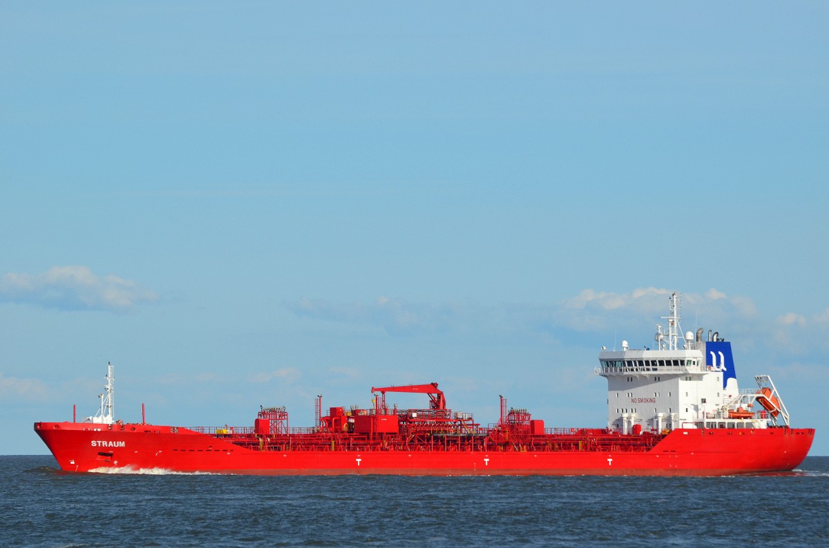 Tanker Straum IMO-Nummer:9406726 Flagge:Norwegen Länge:164.0m Breite:23.0m Baujahr:2010 Bauwerft:Qingshan Shipyard,Wuhan China vor der Alten Liebe Cuxhaven am 05.05.15