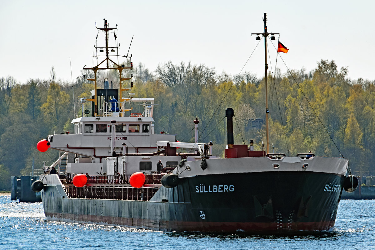 Tanker Süllberg (IMO: 9100114) hat gerade vom Skandinavienkai in Lübeck-Travemünde abgelegt und begibt sich auf den Weg in Richtung Ostsee. Aufnahme vom 19.04.2019