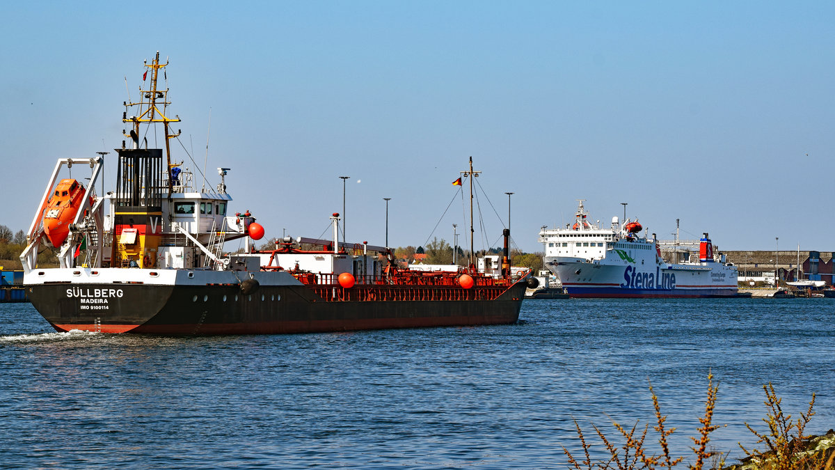 Tanker Süllberg (IMO: 9100114) hat gerade vom Skandinavienkai in Lübeck-Travemünde abgelegt und begibt sich auf den Weg in Richtung Ostsee. Rechts im Bild ist die URD (IMO 7826855) zu sehen. Aufnahme vom 19.04.2019