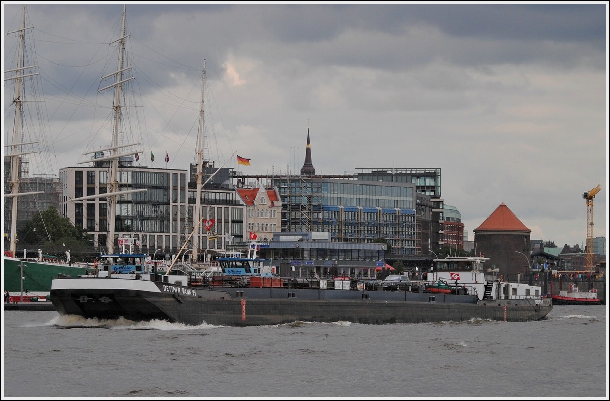 Tankeschiff Dettmer Tank 81, Flagge Deutschland, MMSI 211177710, L 86 m, B 9 m, aufgenommen im Hafengebiet von Hamburg am 21.09.2013.