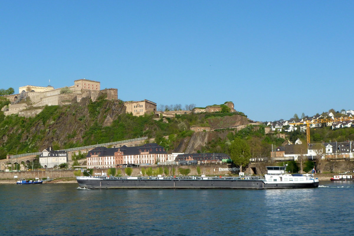 Tankmotorschiff  ENJOY  auf Talfahrt unterhalb der Festung Ehrenbreitstein auf dem Rhein bei Koblenz. Aufnahmedatum: 09.04.2017.