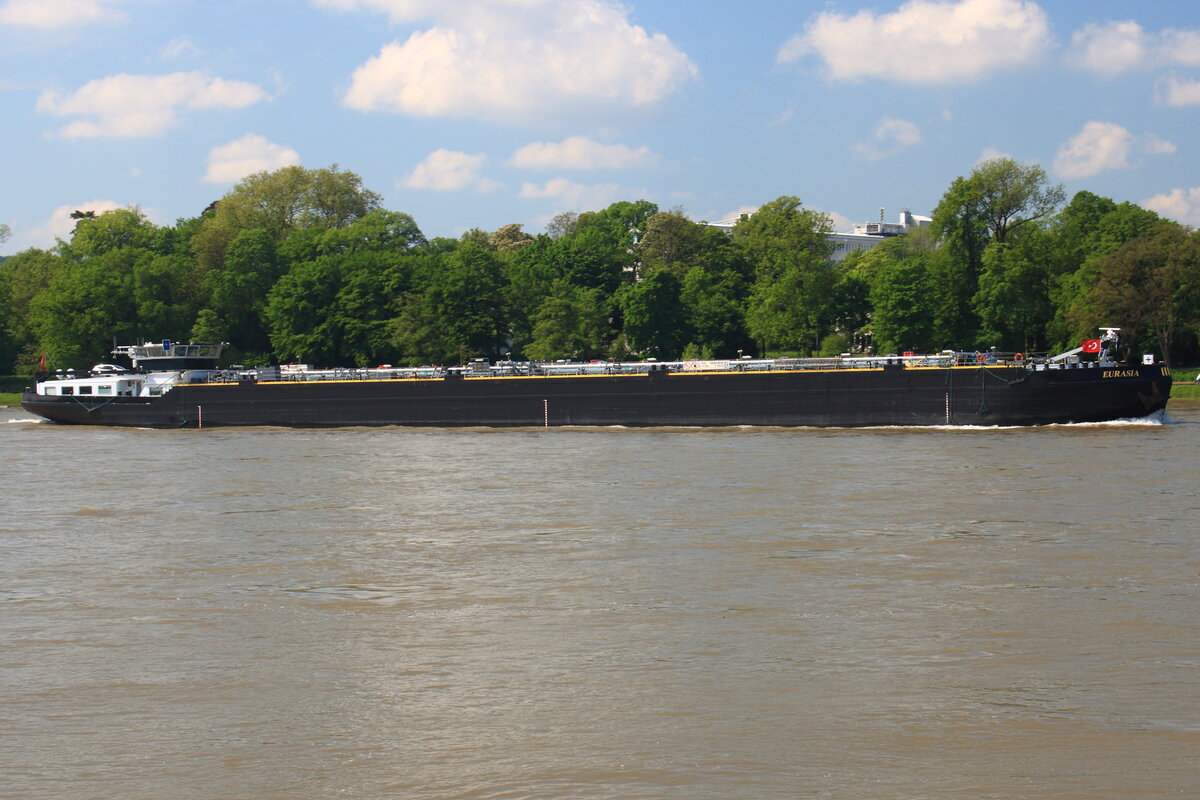 Tankmotorschiff EURASIA, ENI: 06003626, Flagge: Schweiz. Rheinabwärts bei Königswinter am 14.05.2023.